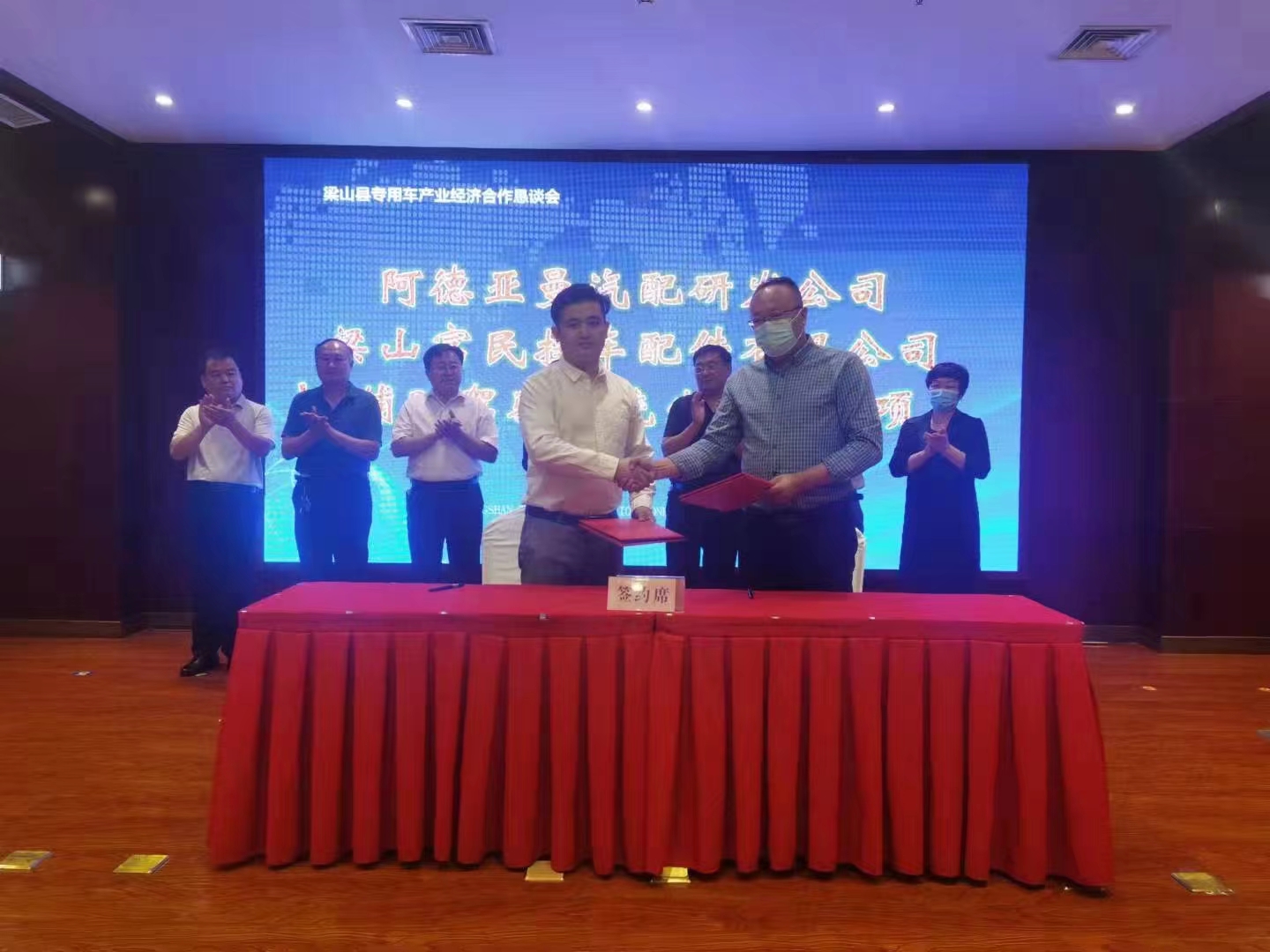 ပြည်ပမှာသွားဘို့ Liangshan fumin 0 င်ရိုးကိုဂုဏ်ယူပါတယ်